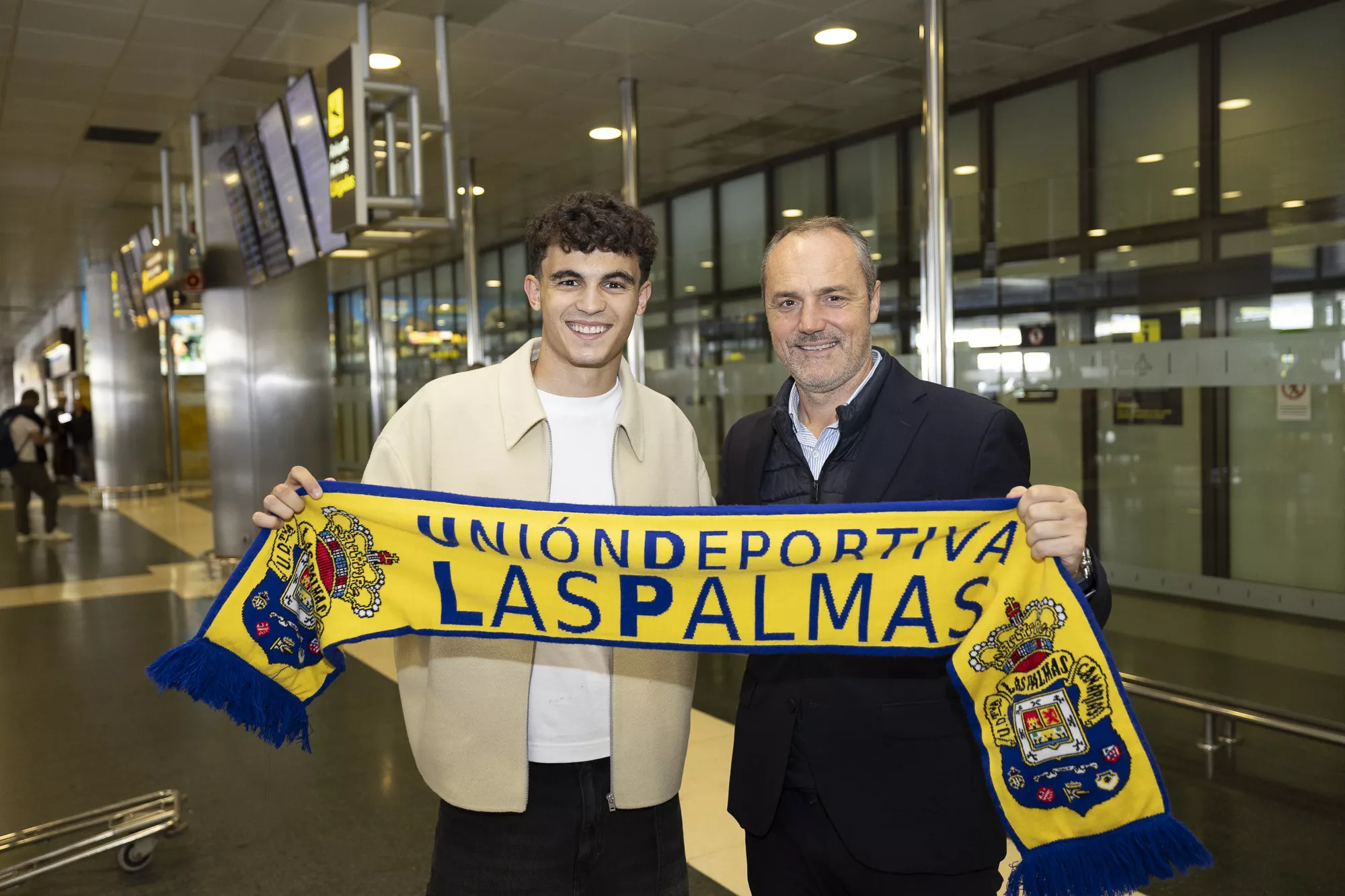 La UD Las Palmas gana la puja por el mediocentro Stefan Bajcetic. En la imagen, el futbolista junto a Luis Helguera. / UDLP