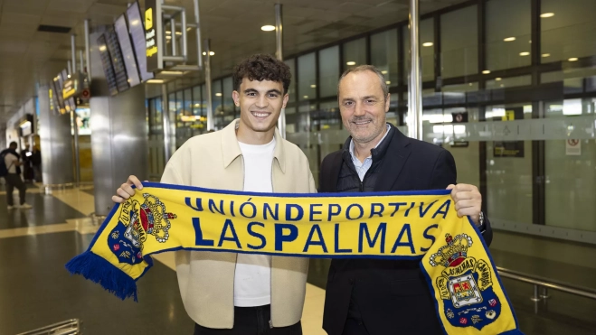 La UD Las Palmas gana la puja por el mediocentro Stefan Bajcetic. En la imagen, el futbolista junto a Luis Helguera. / UDLP La UD Las Palmas gana la puja por el mediocentro Stefan Bajcetic. En la imagen, el futbolista junto a Luis Helguera. / UDLP