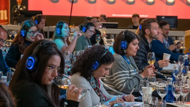 Imagen de una cata de vino en el stand de Tenerife en el Madrid Fusión/ CABILDO DE TENERIFE