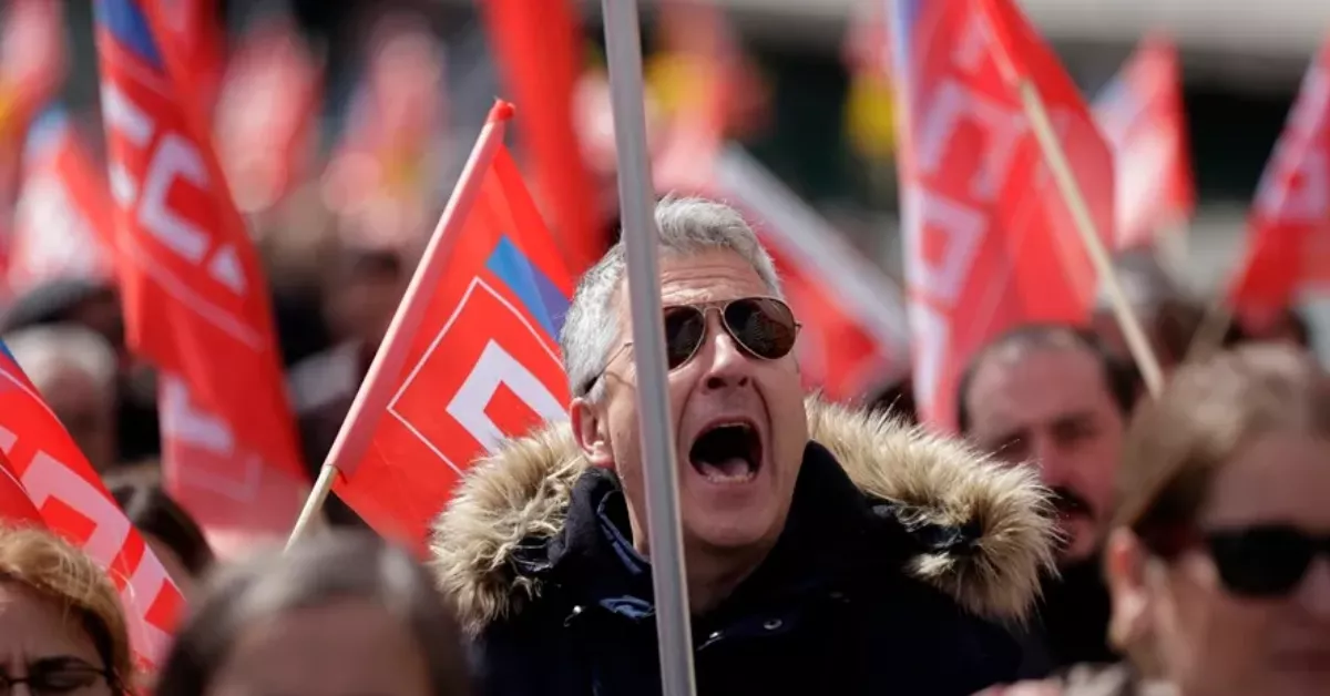 Imagen de personas en una movilización de CCOO / EFE