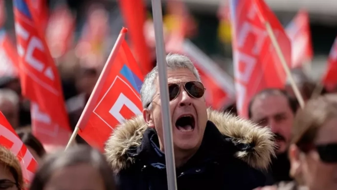 Imagen de personas en una movilización de CCOO / EFE