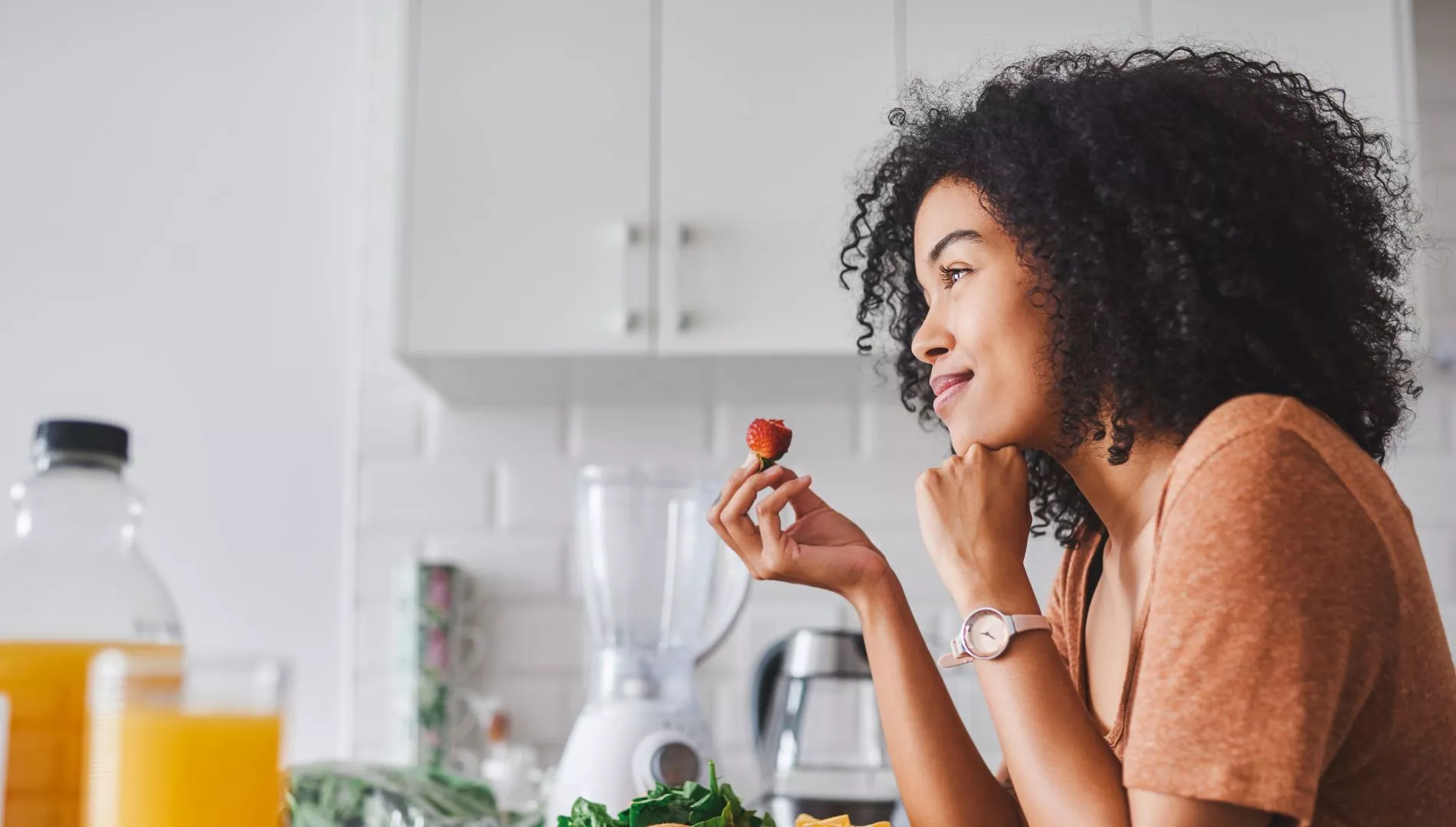Imagen de una mujer comiendo un plato / Canva