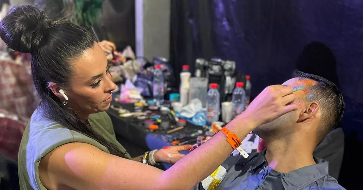 Alexandra Pérez maquillando a un murguero./ CEDIDA