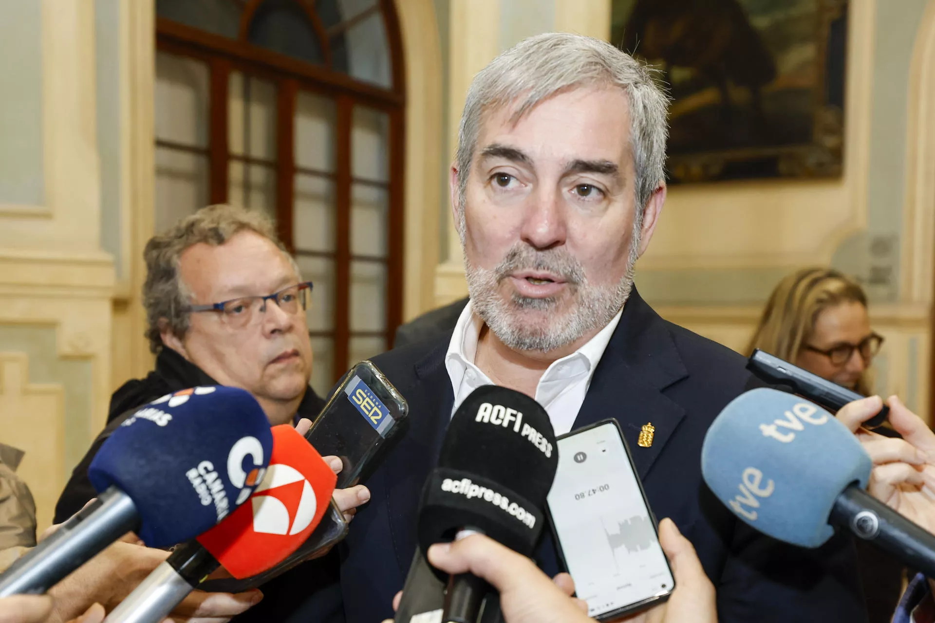 El presidente de Canarias, Fernando Clavijo, atiende a los medios de comunicación./ EFE