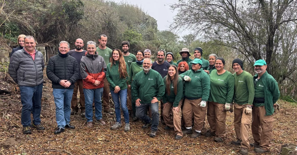 Equipo detrás del primer bosque de cenizas de difuntos de Canarias, en Valleseco./ CEDIDA