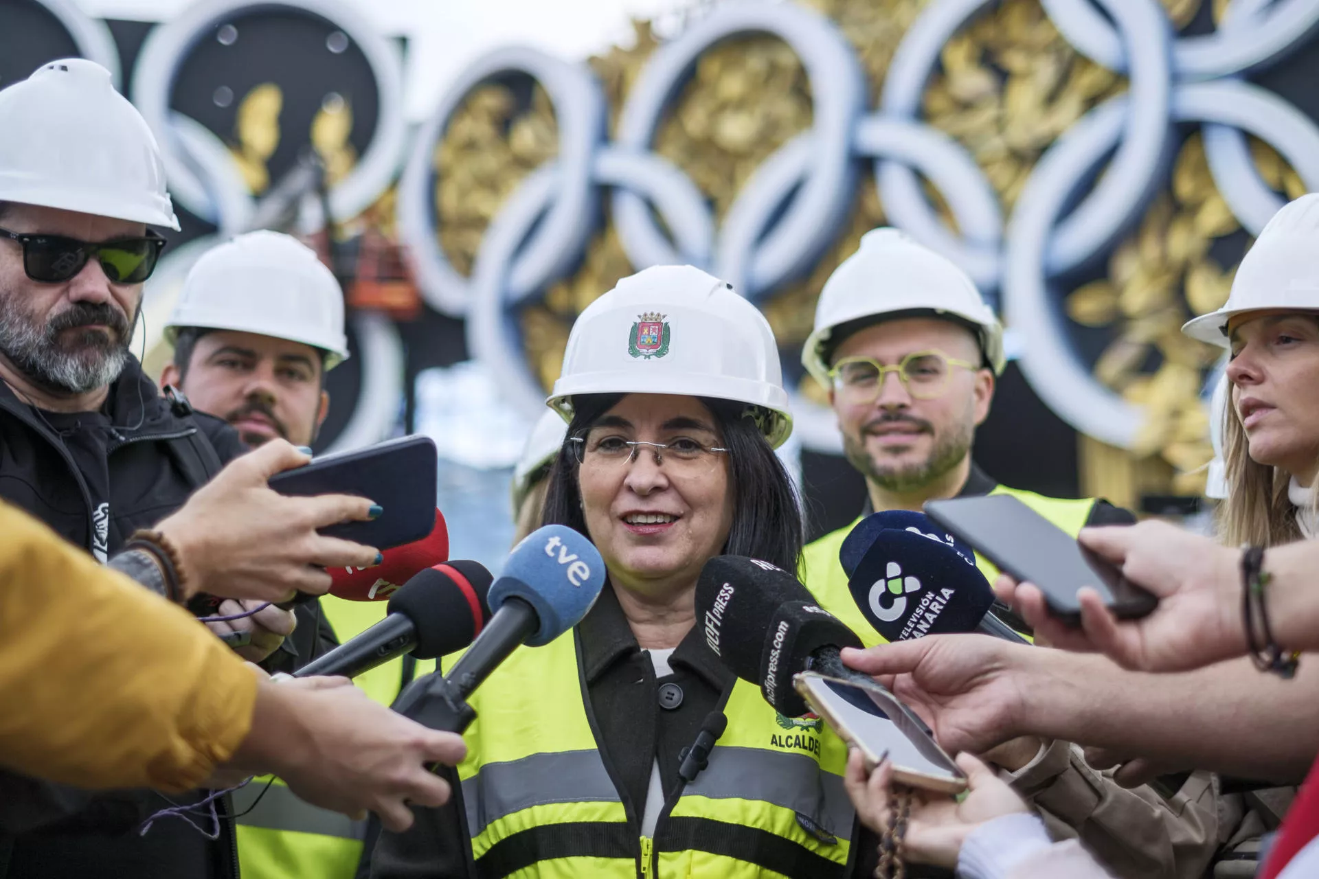 El Carnaval de Las Palmas 2025 enciende su pebetero: un escenario olímpico de luz y espectáculo. En la imagen, la alcaldesa, Carolina Darias, atiende a los medios en el escenario de Santa Catalina. / ÁNGEL MEDINA G.-EFE