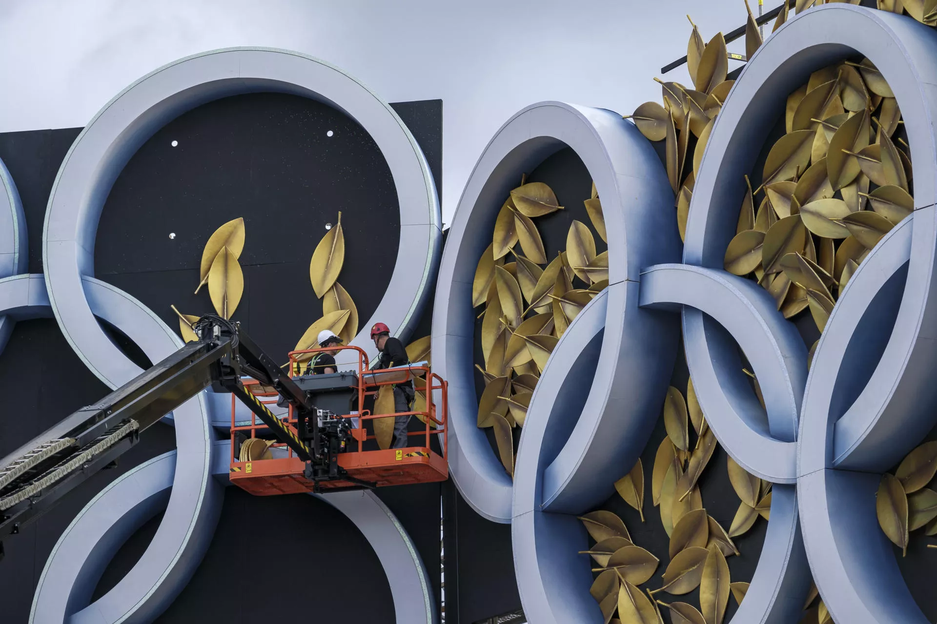 Un operario remata el escenario del Carnaval 2025 de Las Palmas de Gran Canaria, cuyas ediciones anteriores son escrutadas por Anticorrupción para verificar su sobrecoste. / ÁNGEL MEDINA G.-EFE