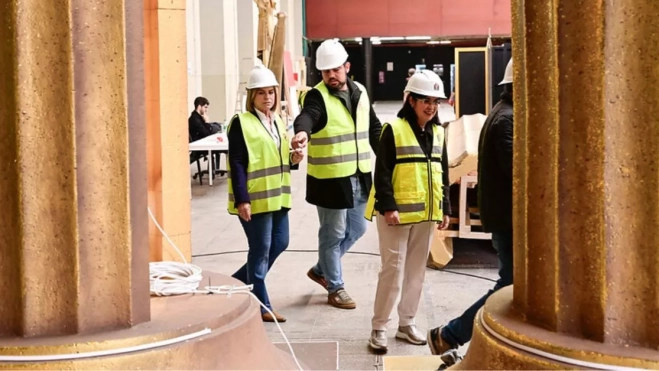 Inmaculada Medina y Carolina Darias visitan las obras del escenario del Carnaval, en el parque de Santa Catalina, donde arranca la fiesta este día 8 con el pregón. / SOCIEDD DE PROMOCIÓN 