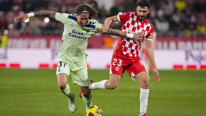 La UD Las Palmas pierde por blandengue en Girona (2-1). En la imagen, Fabio Silva protege el balón ante Iván Martín. / DAVID BORRAT-EFE La UD Las Palmas pierde por blandengue en Girona (2-1). En la imagen, Fabio Silva protege el balón ante Iván Martín. / DAVID BORRAT-EFE