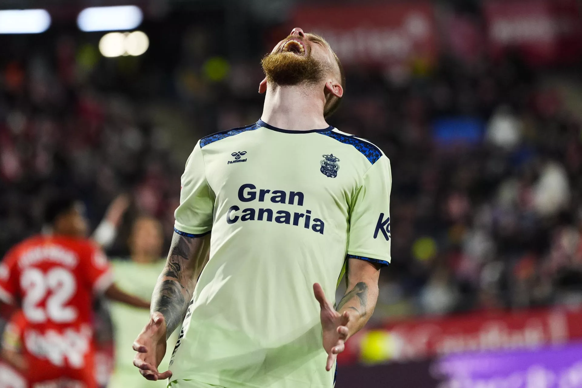 La UD Las Palmas pierde por blandengue en Girona (2-1). McBurnie, en la imagen, lamenta una ocasión de gol desaprovechada. / SIU WU-EFE