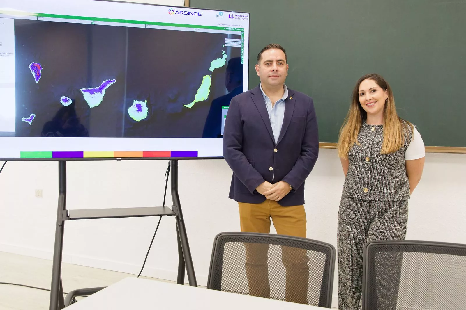 Juan Carlos Santamarta, coordinador del proyecto SICMA-Canarias, junto a Noelia Cruz Pérez, investigadora de la ULL. / EMETERIO SUÁREZ
