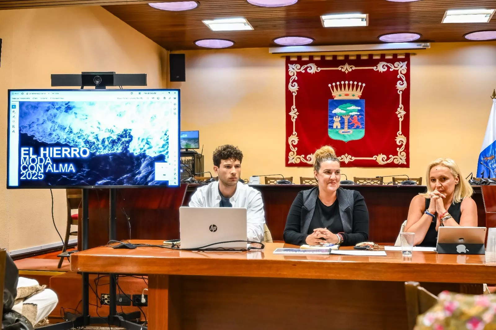 Reunión entre el Cabildo de El Hierro y representantes de Global Fashion Group con los diseñadores y artesanos de El Hierro. / CABILDO DE EL HIERRO