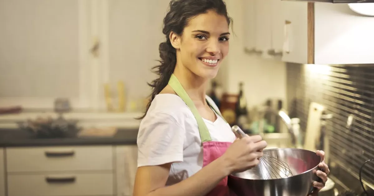 Imagen de una mujer cocinando un postre / PEXELS