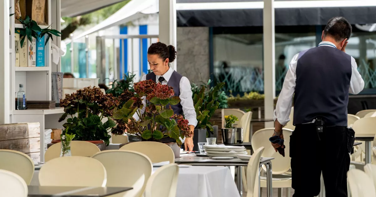 Imagen de dos camareros / EFE