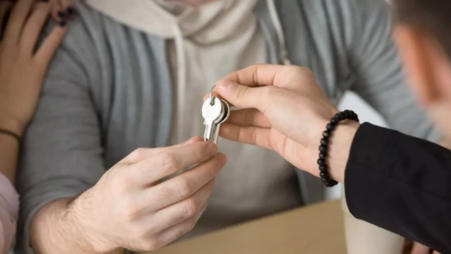 Imagen de una entrega de llaves de una vivienda de alquiler / AH