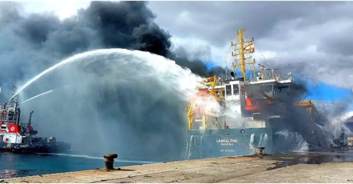 Los remolcadores desde el mar y los bomberos desde tierra apagan un incendio en el buque 'Langeland', que se prendió fuego en Arinaga. / POLICÍA PORTUARIA 