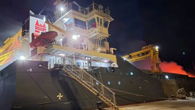 Las llamas, que se originaron en la chatarra cargada en la bodega, salieron por una de las escotillas del barco y generaron grandes columnas de humo. / POLICÍA PORTUARIA Las llamas, que se originaron en la chatarra cargada en la bodega, salieron por una de las escotillas del barco y generaron grandes columnas de humo. / POLICÍA PORTUARIA