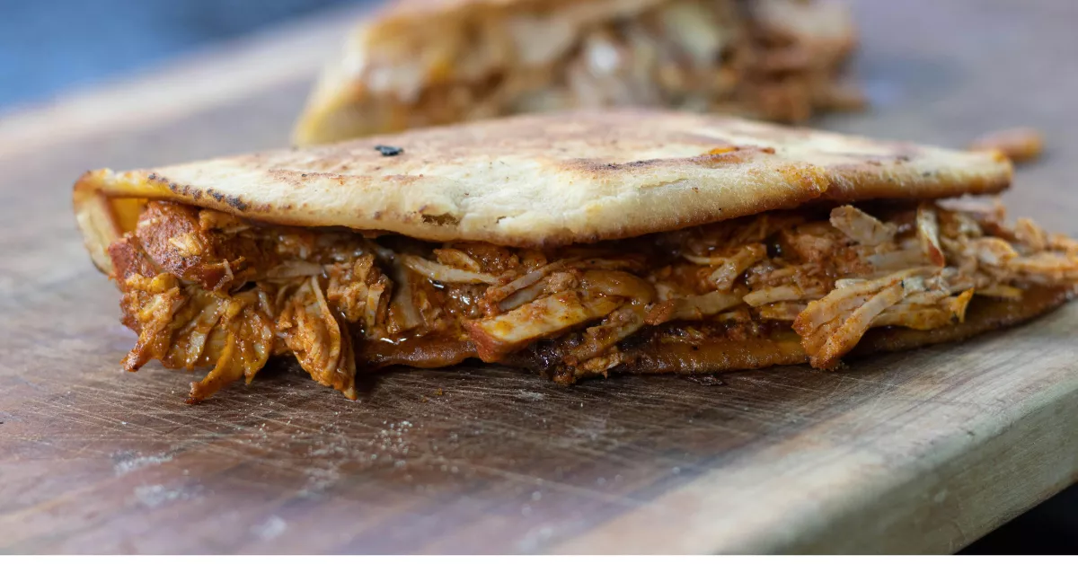 Imagen genérica de un bocadillo de carne mechada / PEXELS