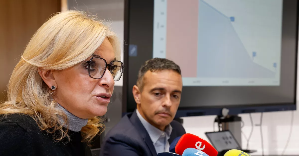 La consejera de Sanidad, Esther Monzón, y el director del SCS, Carlos Díaz, presentan el balance las listas de espera / EFE