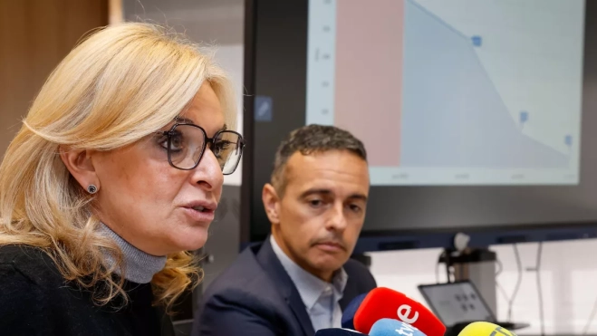 La consejera de Sanidad, Esther Monzón, y el director del SCS, Carlos Díaz, presentan el balance las listas de espera / EFE La consejera de Sanidad, Esther Monzón, y el director del SCS, Carlos Díaz, presentan el balance las listas de espera / EFE