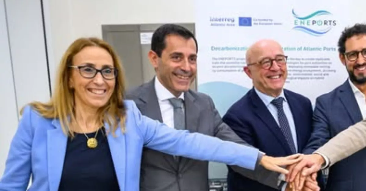 La exconsejera delegada del ITER, Begoña Ortiz, al lado de Juan José Martínez, consejero del área de Innovación, durante un acto con empresarios. / CEDIDA