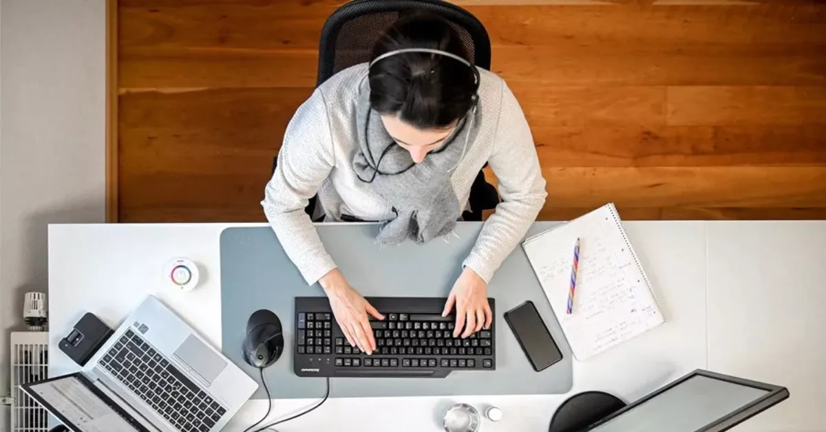 Una persona trabaja con el ordenador / EFE