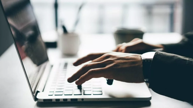 Una persona trabaja con el ordenador / EFE