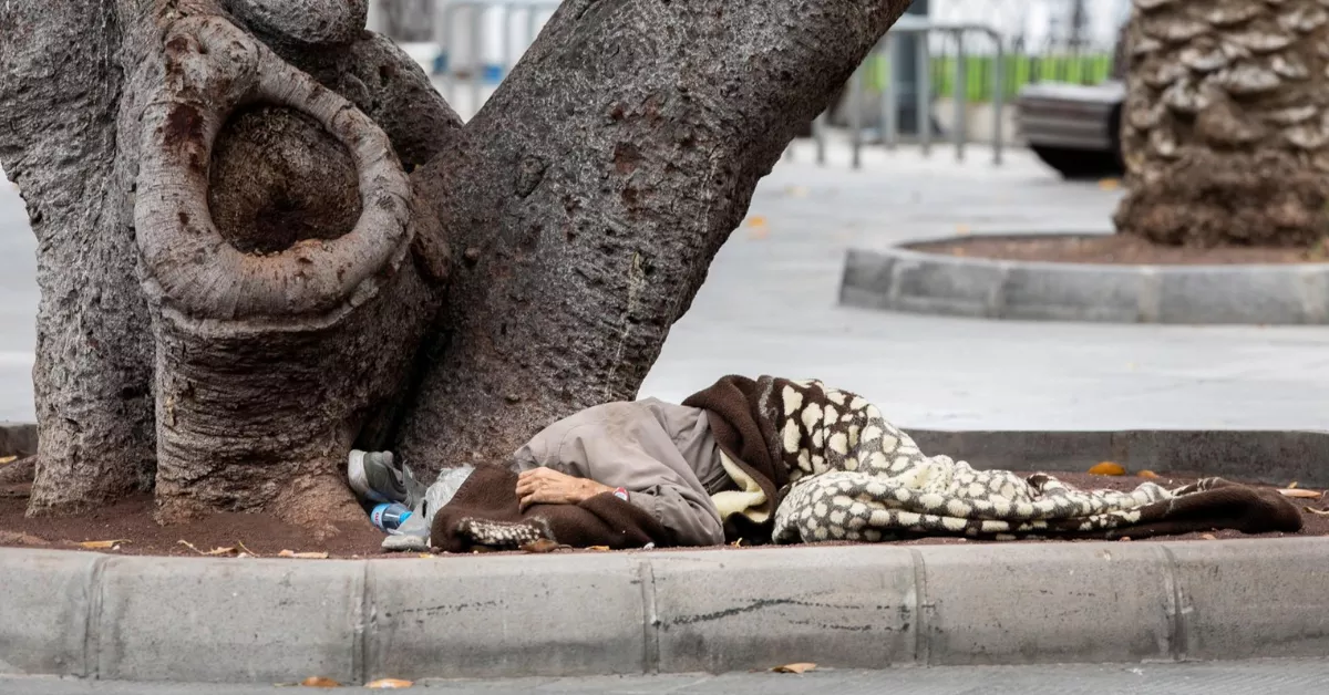 Una persona durmiendo en la calle / EFE - QUIQUE CURBELO