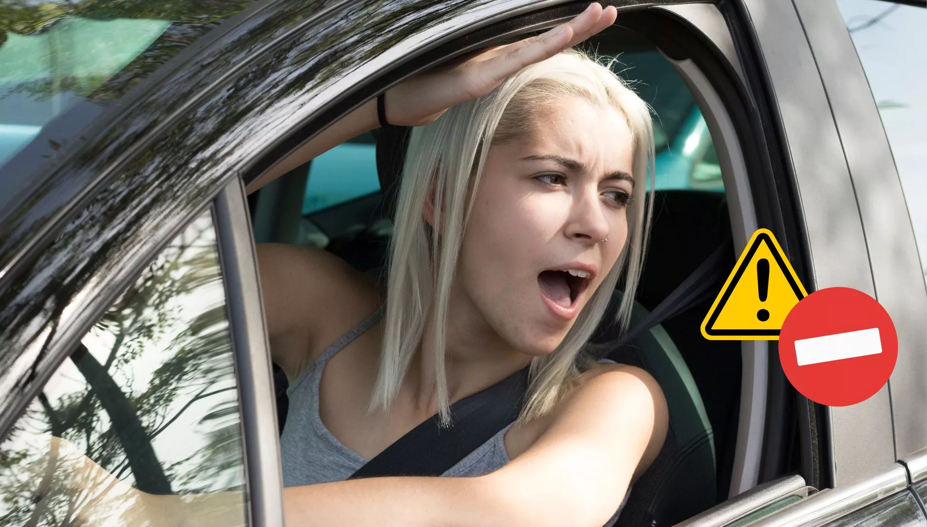 Imagen de archivo de una chica gritando al volante / Canva
