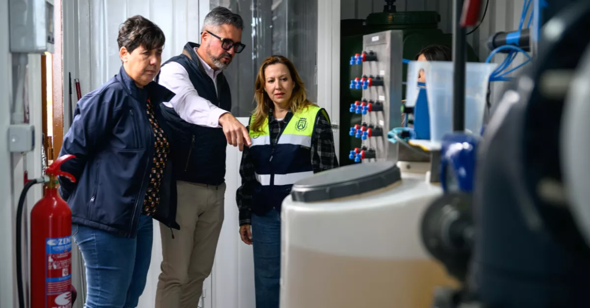 Rosa Dávila, presidenta del Cabildo de Tenerife, visita una estación depuradora./ CEDIDA