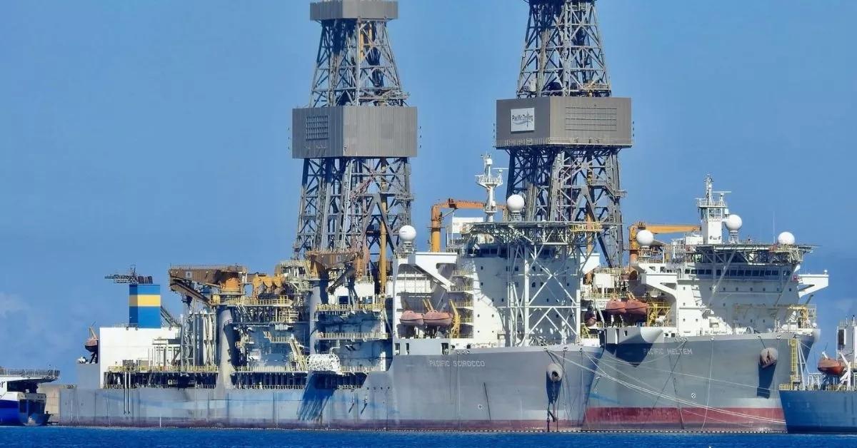 La 'Pacific Meltem' y la 'Pacific Scirocco', los dos buques perforadores atracados en el Puerto de Las Palmas que se ponen a la venta para su desguace. / NICOLÁS AROCHA
