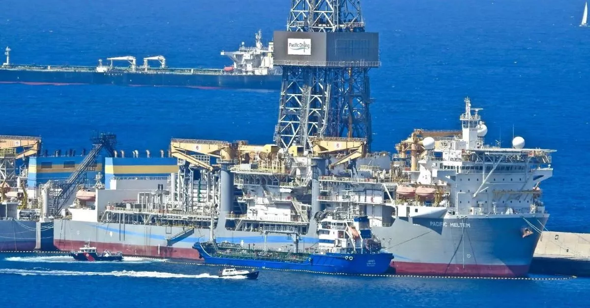 Una gabarra suministra combustible al buque 'Pacific Meltem' en el Puerto de Las Palmas, que instalará radares para vigilar estas operaciones. / NICOLÁS AROCHA