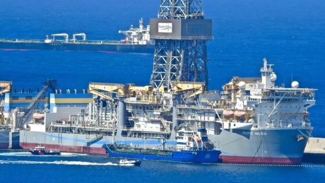 Una gabarra suministra combustible al buque 'Pacific Meltem'. / NICOLÁS AROCHA Una gabarra suministra combustible al buque 'Pacific Meltem'. / NICOLÁS AROCHA