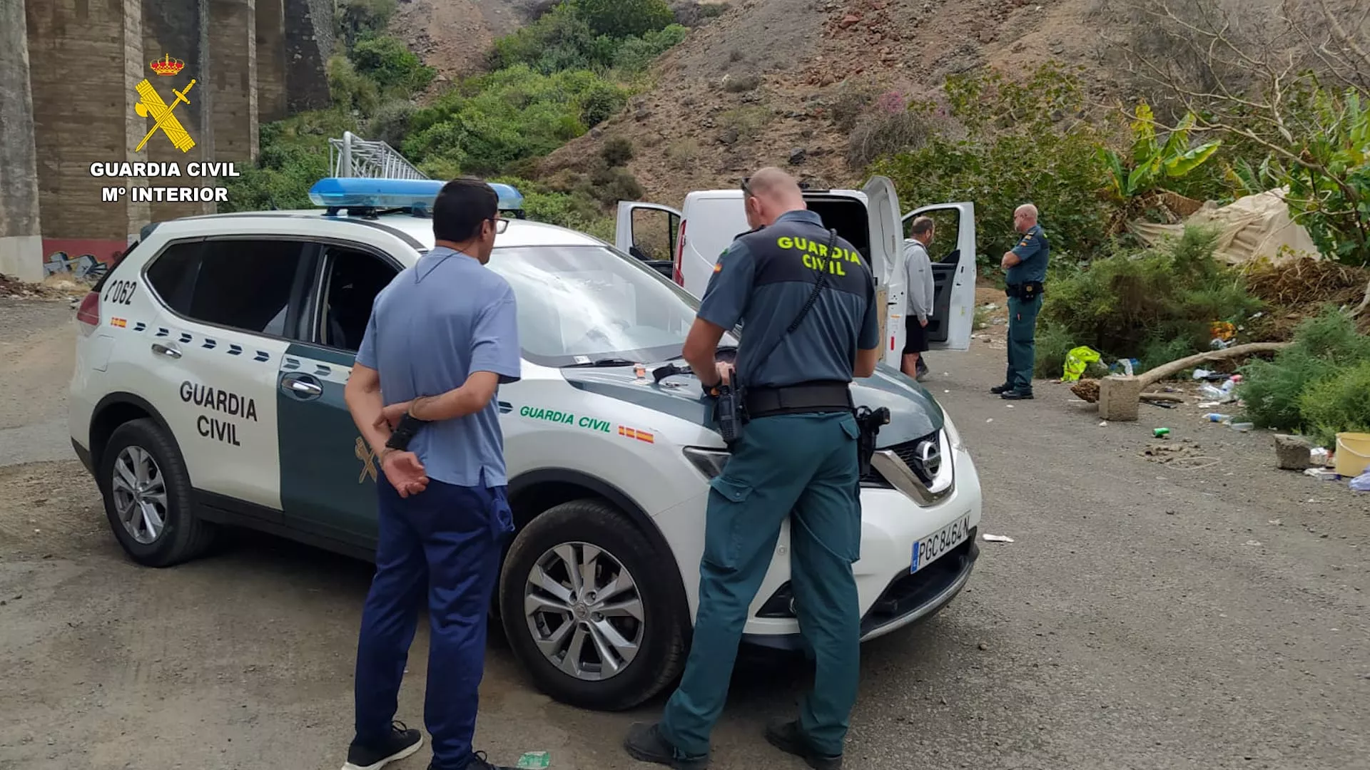 El Seprona pilla una furgoneta llena de escombros y amianto que iban a tirar en un barranco de Telde