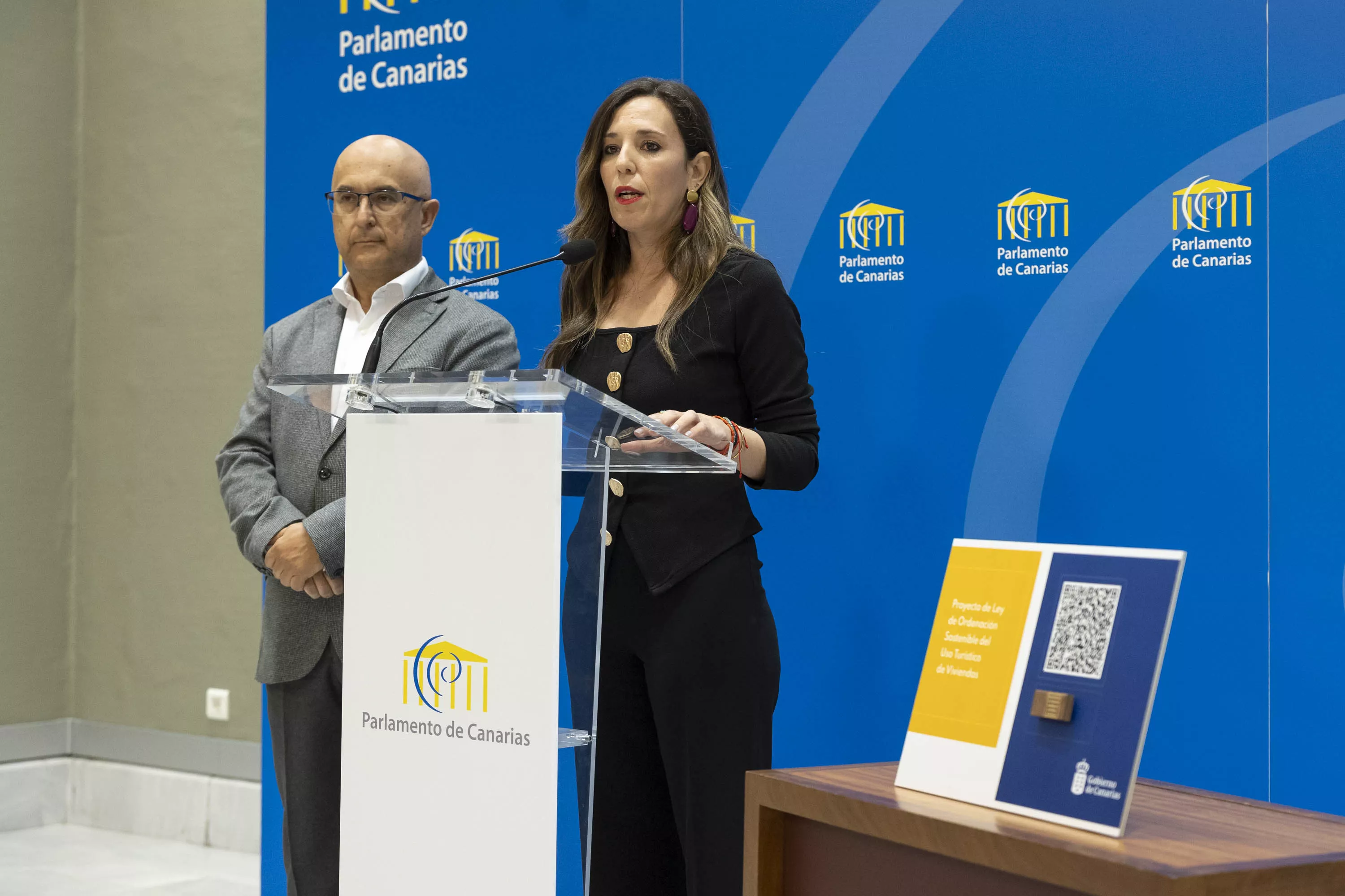 La consejera de Turismo y Empleo, Jéssica de León (d) y el director general de Ordenación, Formación y Promoción Turística, Miguel Ángel Rodríguez. / MIGUEL BARRETO-EFE