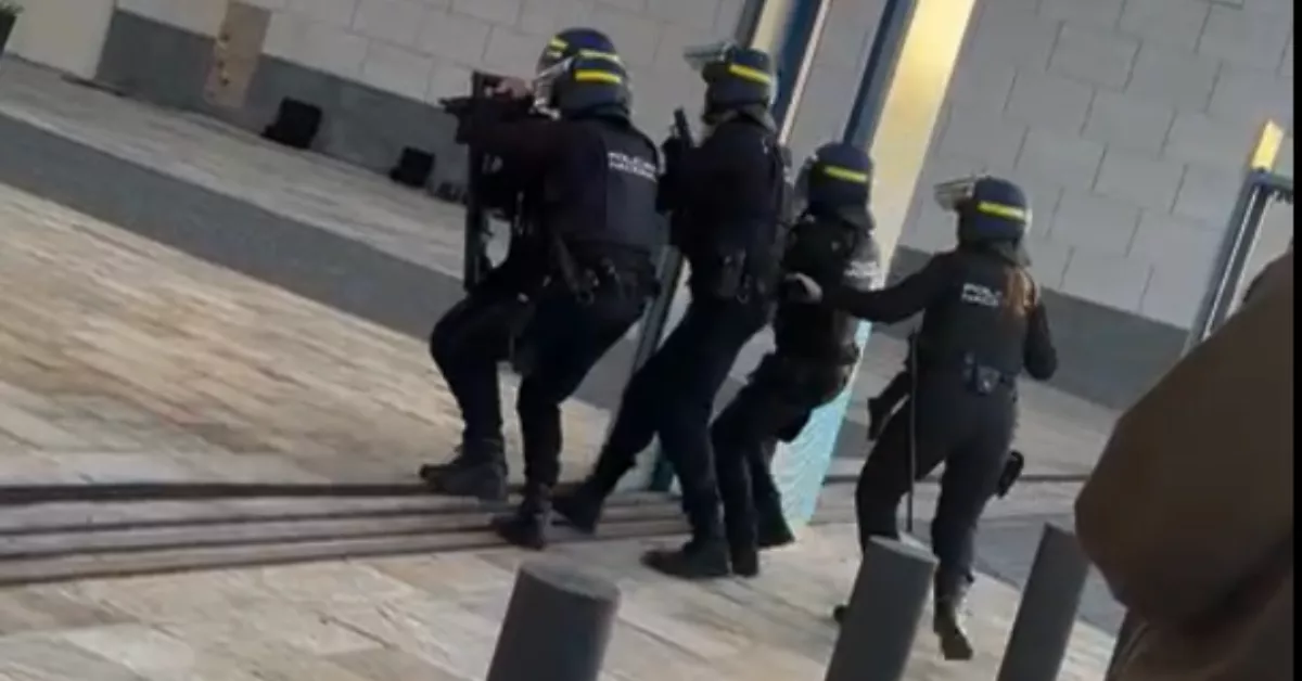 Diseño sin título   2025 02 06T1Un simulacro con armas y tiros de la Policía Nacional en el centro comercial Los Alisios de Las Palmas asusta a los vecinos./ REDES54854.592