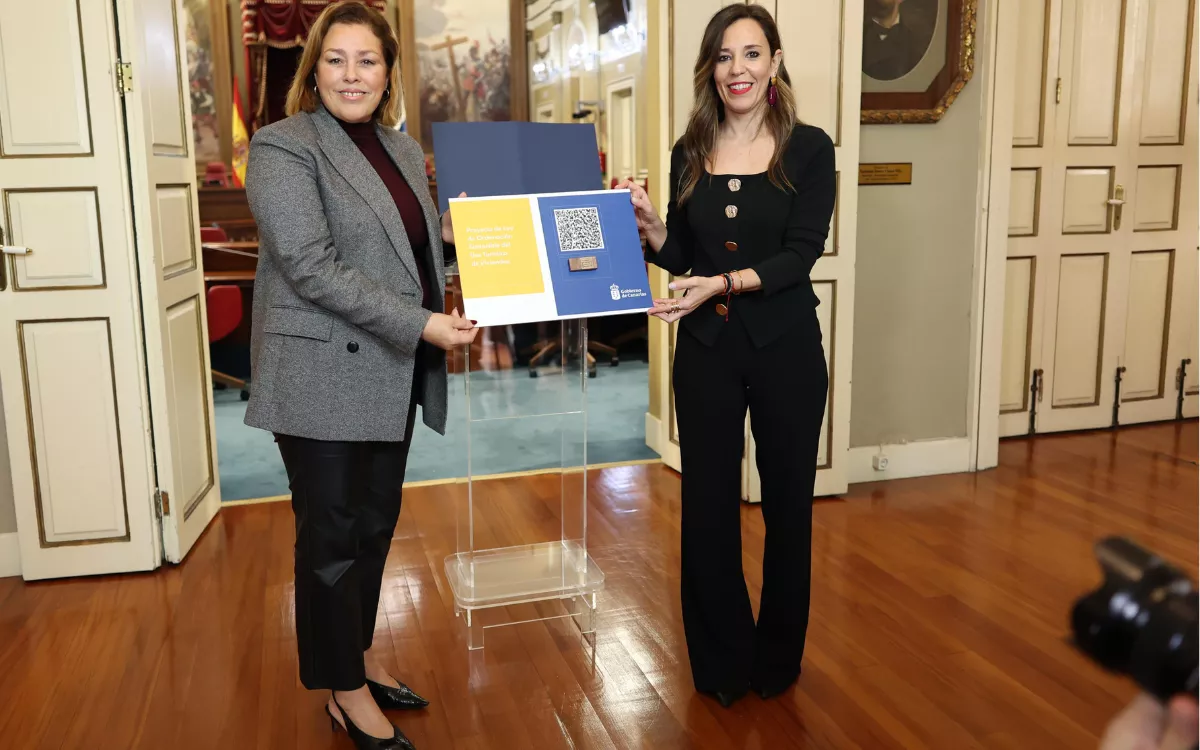 Entrega del Proyecto de Ley de Ordenación Sostenible del Uso Turístico de Viviendas. En la imagen, Astrid Pérez y Jéssica de León. / AH