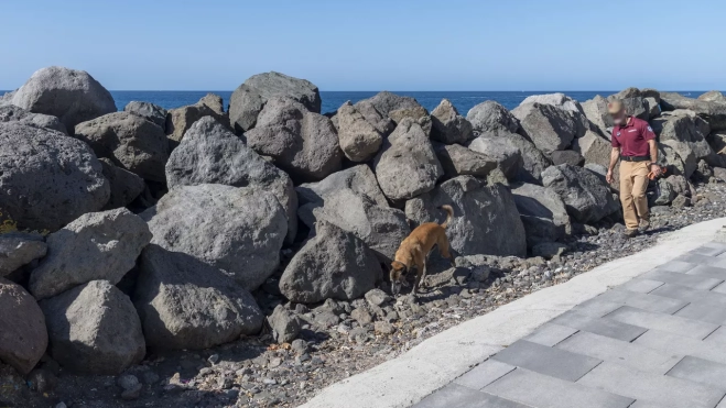 Tufia, de la unidad canina, y un Agente de Medio Ambiente