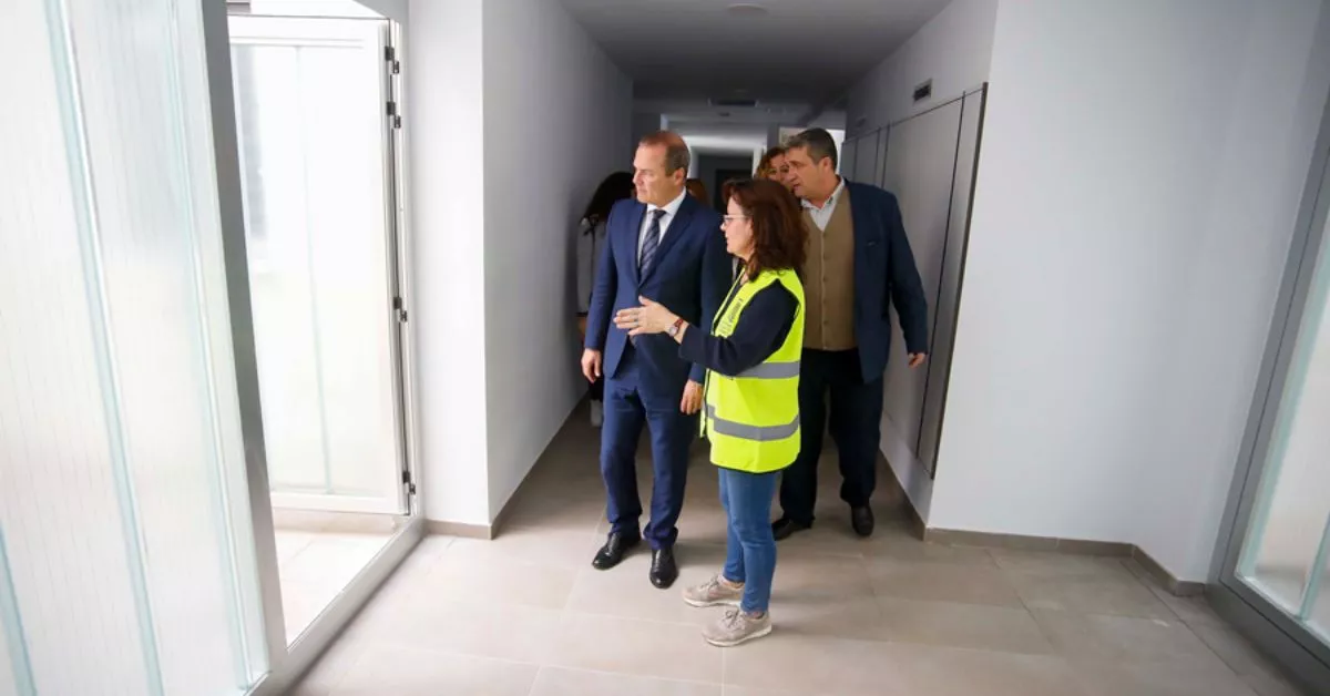 El anterior alcalde Augusto Hidalgo visita con el concejal Doreste una promoción de vivienda pública en Tamaraceite. / AH
