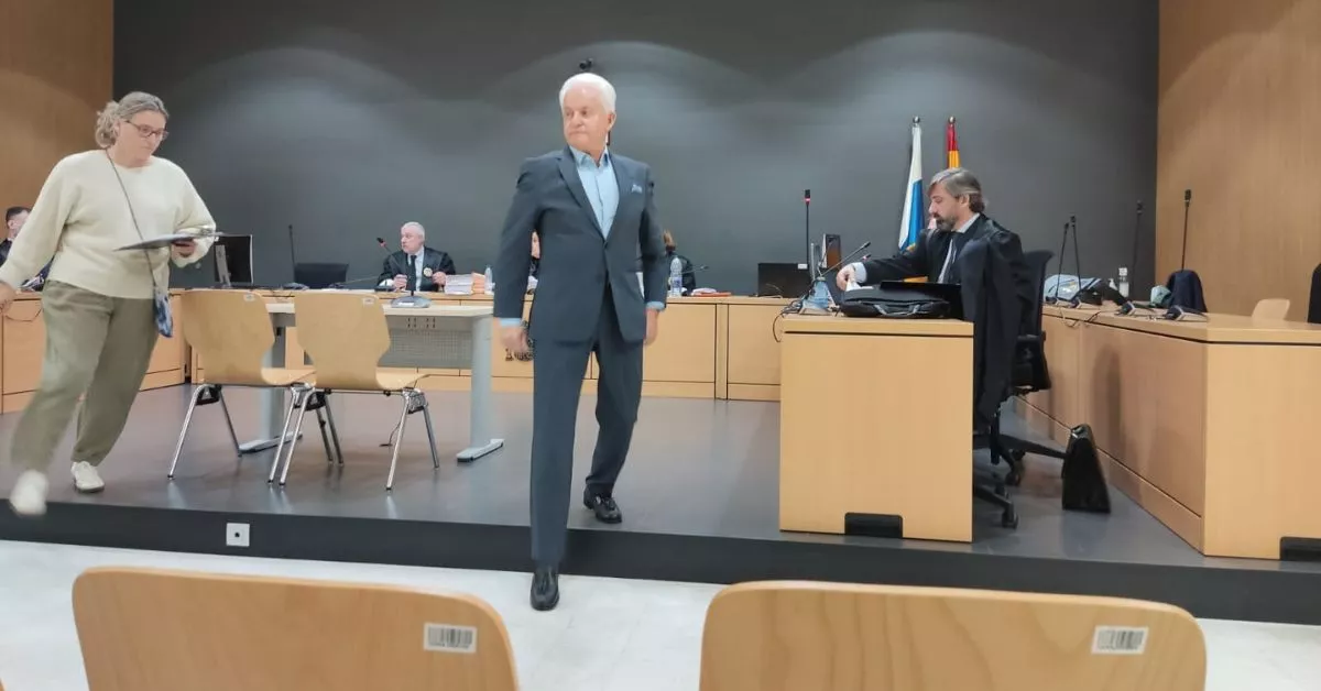 Santiago Santana Cazorla mira a su hermano tras declarar como testigo en el juicio celebrado en la Audiencia de Las Palmas por la querella presentada por administración desleal en el Grupo Anfi. / AH