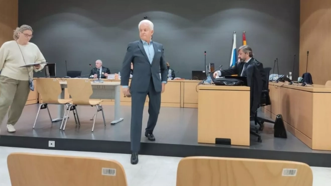 Santiago Santana Cazorla mira a su hermano tras declarar como testigo en el juicio celebrado en la Audiencia de Las Palmas por la querella presentada por administración desleal en el Grupo Anfi. / AH Santiago Santana Cazorla mira a su hermano tras declarar como testigo en el juicio celebrado en la Audiencia de Las Palmas por la querella presentada por administración desleal en el Grupo Anfi. / AH