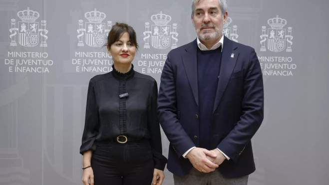 Canarias y el Gobierno central perfilan el reparto de 4.000 menores migrantes. En la imagen, la ministra de Juventud e Infancia, Sira Rego, y el presidente de Canarias, Fernando Clavijo. / ZIPI ARAGÓN-EFE