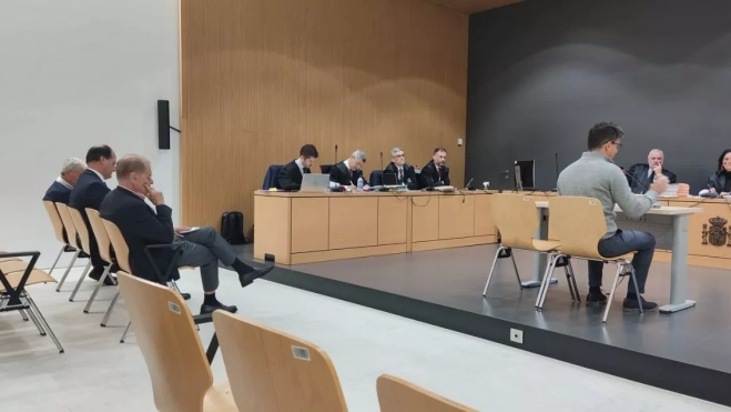 Los tres acusados siguen la declaración de Alberto Santana Trujillo, hijo de Santiago Santana Cazorla. / AH Los tres acusados siguen la declaración de Alberto Santana Trujillo, hijo de Santiago Santana Cazorla. / AH