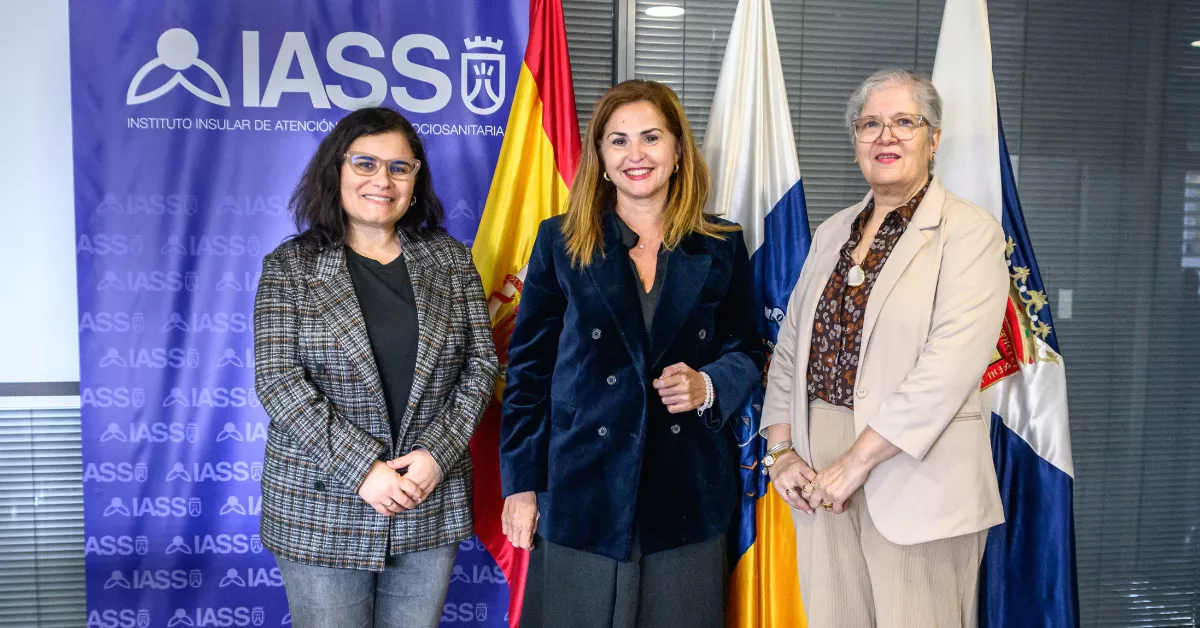 De izquierda a derecha, la alcaldesa de Candelaria, Mari Brito, la consejera de Acción Social de Tenerife, Águeda Fumero, y la concejal de Servicios Sociales, Olivia Pérez./ CEDIDA