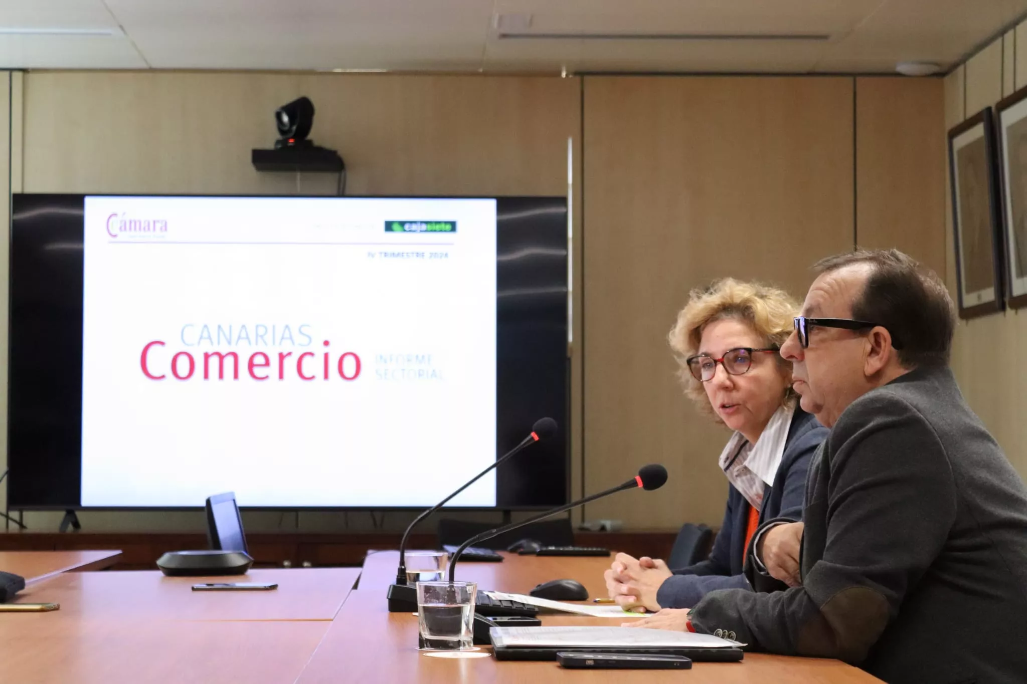 a directora general de la Cámara de Comercio de Santa Cruz de Tenerife, Lola Pérez (i) y el director de Relaciones Institucionales de Cajasiete, José Manuel Garrido. / ATLÁNTICO HOY