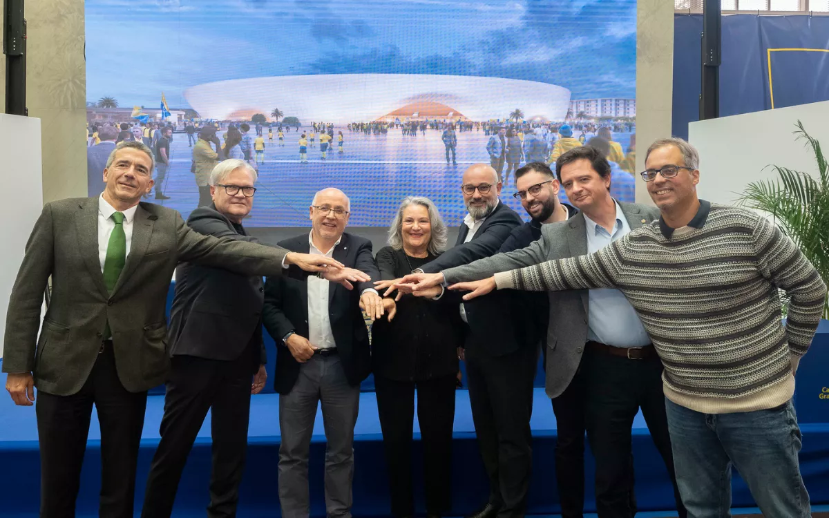 Antonio Morales: "El nuevo Estadio de Gran Canaria cerrará la herida del Insular". En la imagen, el presidente del Cabildo y Aridany Romero con los integrantes del jurado.