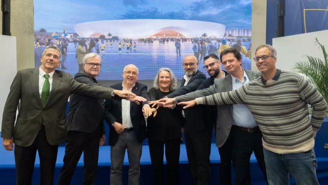 Antonio Morales: "El nuevo Estadio de Gran Canaria cerrará la herida del Insular". En la imagen, el presidente del Cabildo y Aridany Romero con los integrantes del jurado. Antonio Morales: "El nuevo Estadio de Gran Canaria cerrará la herida del Insular". En la imagen, el presidente del Cabildo y Aridany Romero con los integrantes del jurado.