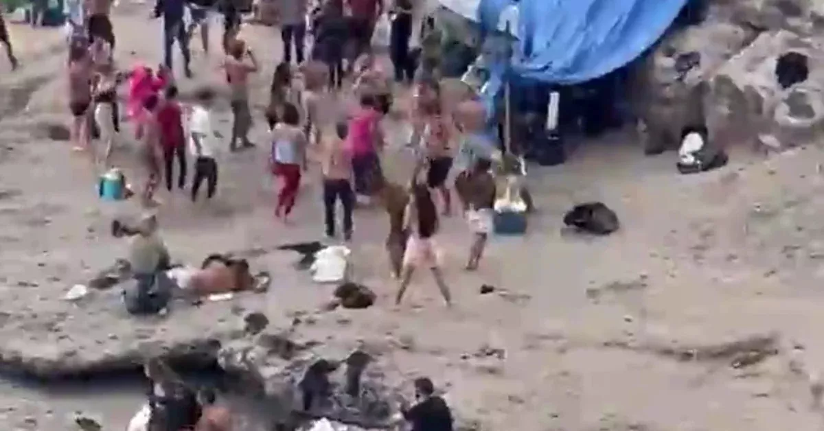 Fotograma de un vídeo de la fiesta ilegal en la playa de Diego Hernández, en Tenerife./ REDES
