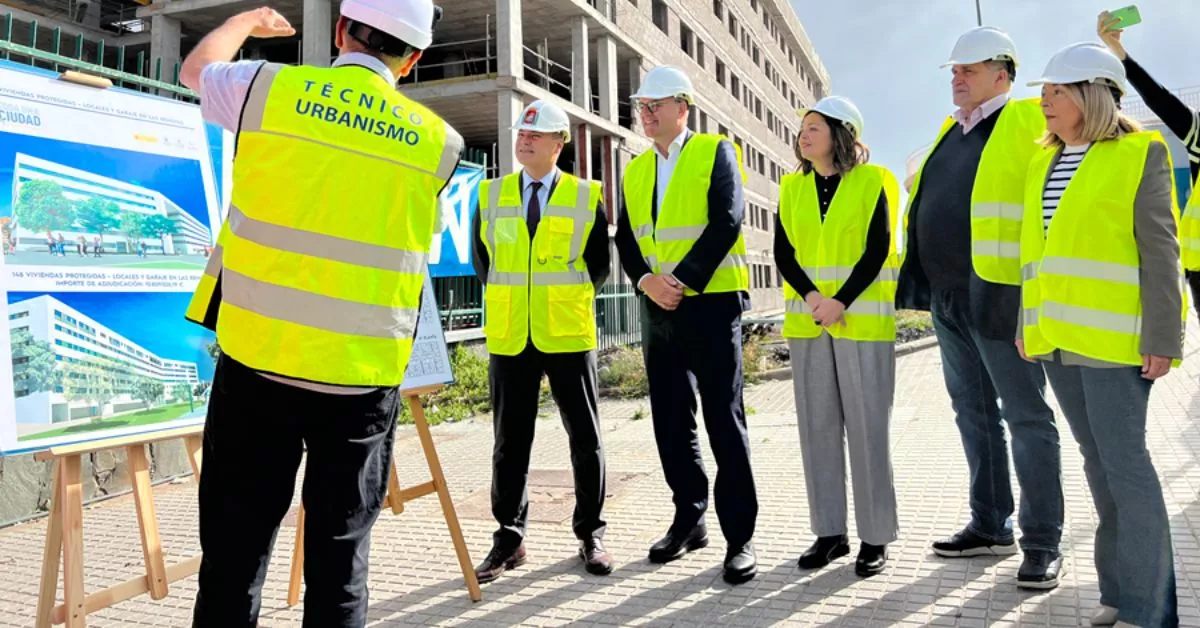 Augusto Hidalgo, en marzo de 2023, cuando era alcalde, a la cabeza de la comitiva durante la visita a la obra de Construplan en Las Rehoyas. / AH