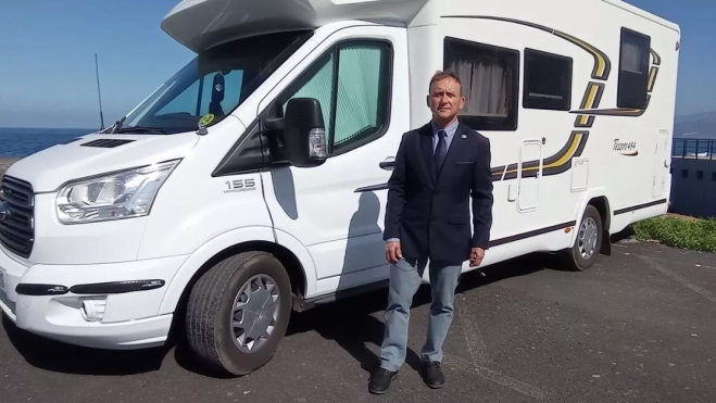 Jesús Gallardo Ramírez, presidente de PACA, la plataforma nacional que ha congregado a la familia canaria de las autocaravanas para exigir que los dejen aparcar como a cualquier coche. / AH Jesús Gallardo Ramírez, presidente de PACA, la plataforma nacional que ha congregado a la familia canaria de las autocaravanas para exigir que los dejen aparcar como a cualquier coche. / AH